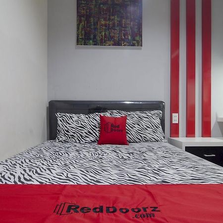 Hotel Reddoorz Near Lawang Sewu à Semarang Extérieur photo